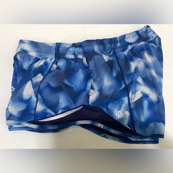 Lululemon Womens 8 Lined Low Rise Hotty Hot 2.5” Shorts in Blue/White Print - Picture 7 of 16